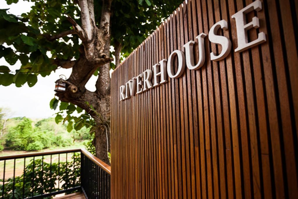 Riverhouse Hotel Mae Sariang Exterior photo